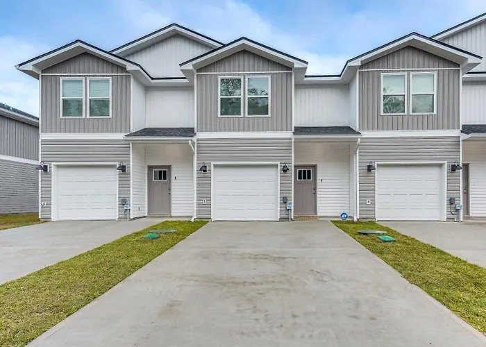 Holiday home 8 Mi To Dtwn Pensacola: Modern Escape W/ Patio!