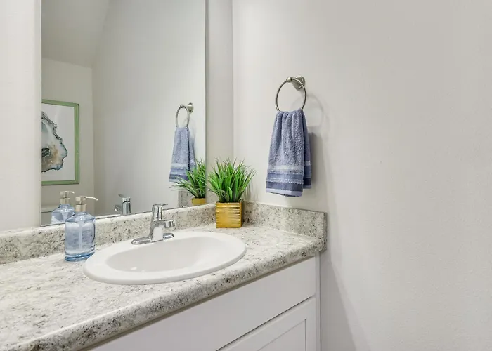 8 Mi To Dtwn Pensacola: Modern Escape W/ Patio!