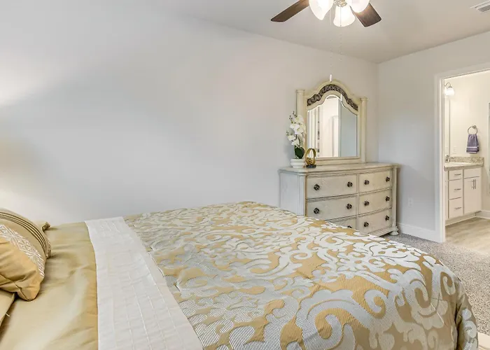 Holiday home 8 Mi To Dtwn Pensacola: Modern Escape W/ Patio! Pensacola