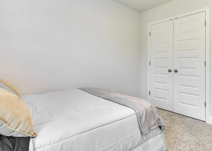 8 Mi To Dtwn Pensacola: Modern Escape W/ Patio! Holiday home Pensacola