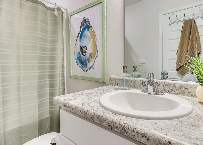 Holiday home 8 Mi To Dtwn Pensacola: Modern Escape W/ Patio!