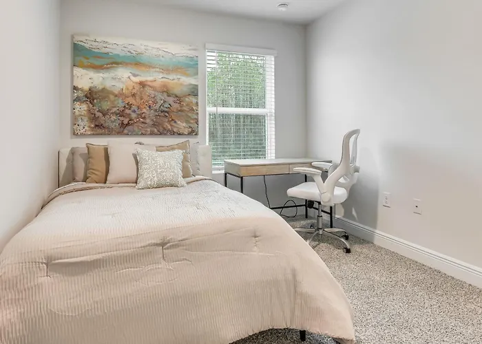 Holiday home 8 Mi To Dtwn Pensacola: Modern Escape W/ Patio!