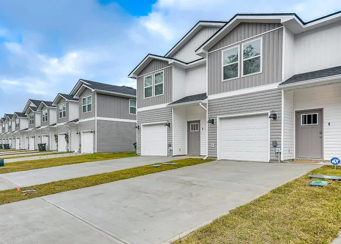 8 Mi To Dtwn Pensacola: Modern Escape W/ Patio! Holiday home